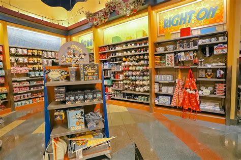what time does pop century gift shop close